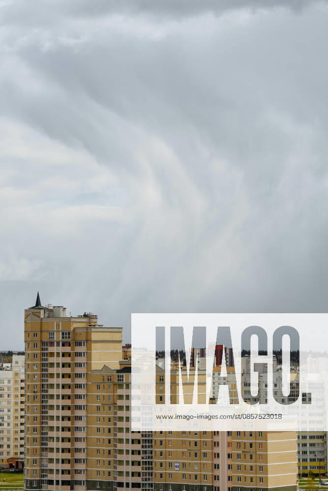 IMAGO Creative, Jahreszeit Sommer, Regen, Sommerregen urban architecture. a house on the background of rain clouds R_KUAL260513D9-2011211-01