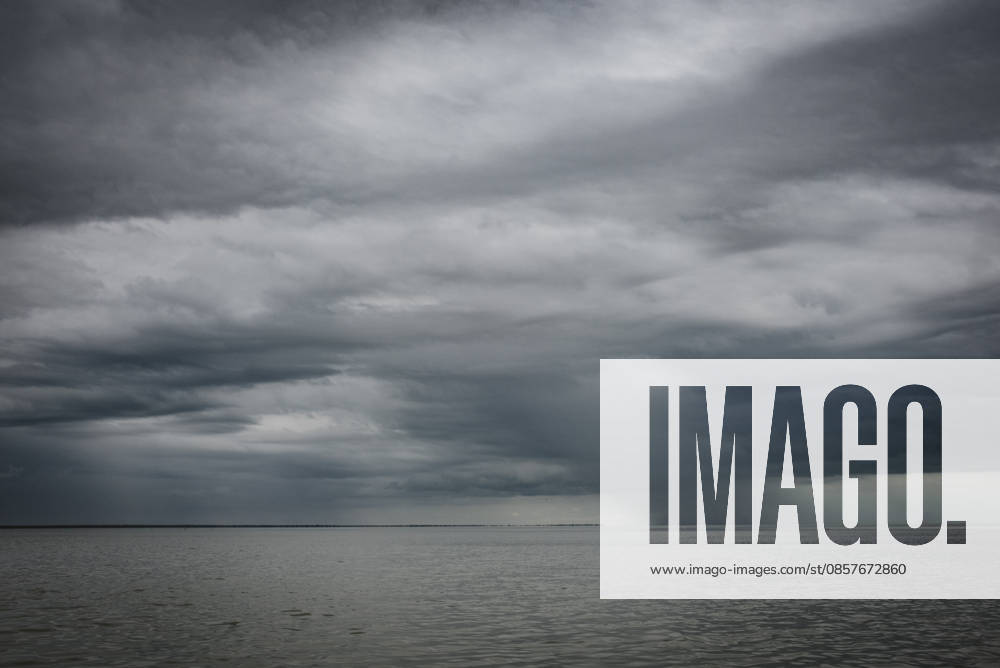 IMAGO Creative, Jahreszeit Sommer, Regen, Sommerregen Storm clouds with rain over the ocean, Everglades National Park. Everglades City, Florida, United States CR_SSNF260525E1-2015747-01
