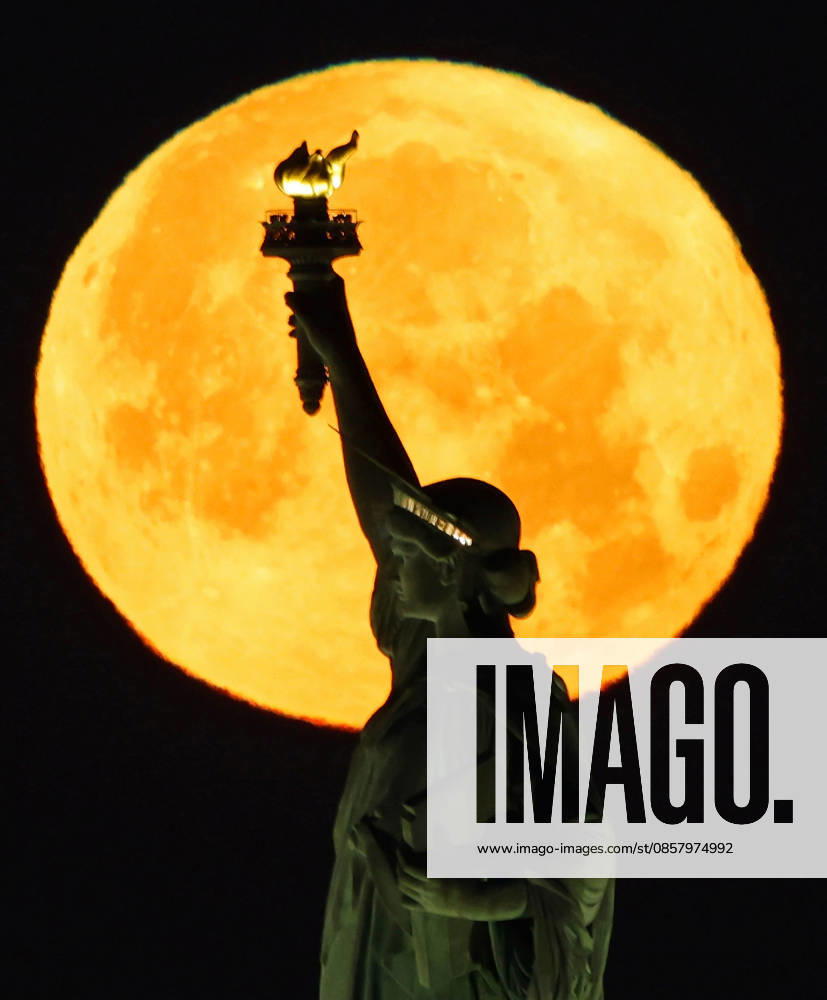 A rare Blue Moon, the second full moon to appear in the sky in a single month, sets behind the Statue of Liberty on Sunday, May 31, 2026 in New York City. NYP20260531103 JOHNxANGELILLO