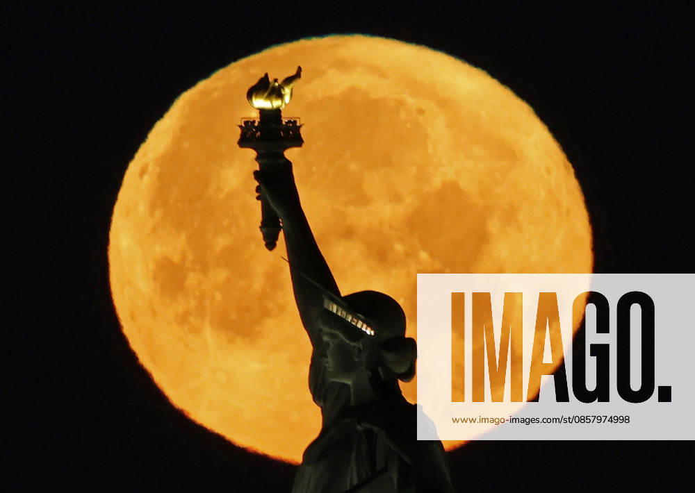 A rare Blue Moon, the second full moon to appear in the sky in a single month, sets behind the Statue of Liberty on Sunday, May 31, 2026 in New York City. NYP20260531105 JOHNxANGELILLO