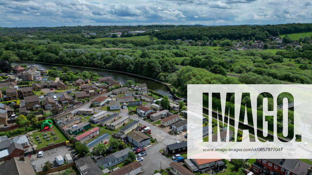 Mexborough, UK. Emergency services remain at the scene as they search the River Don at Mexborough, near Doncaster, to locate an 11-year-old boy who entered the water yesterday. Mexborough UK - ZUMAl94_ 20260531_zaf_l94_016