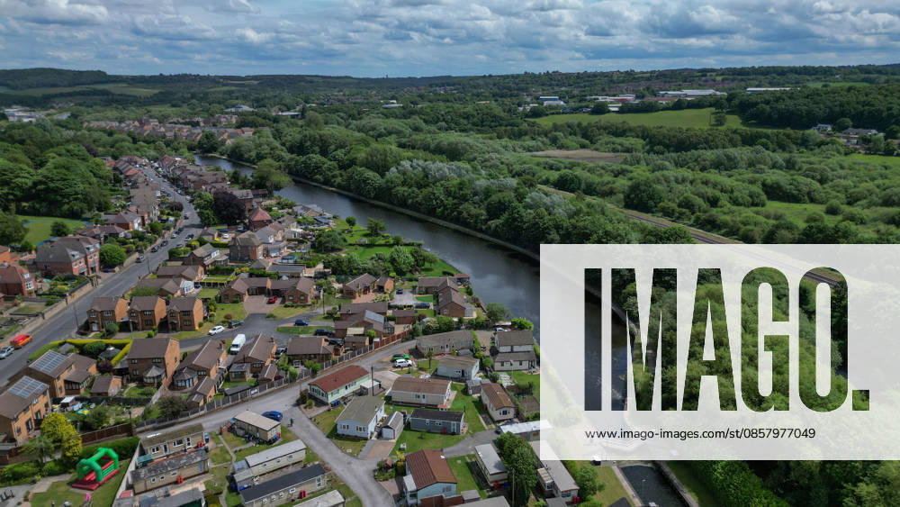 Mexborough, UK. Emergency services remain at the scene as they search the River Don at Mexborough, near Doncaster, to locate an 11-year-old boy who entered the water yesterday. Mexborough UK - ZUMAl94_ 20260531_zaf_l94_017