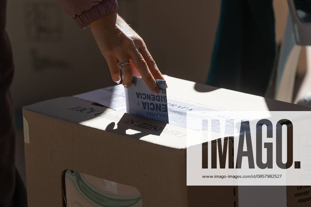 Colombian presidential elections RIONEGRO, COLOMBIA - MAY 31: People cast their votes during the presidential elections in Rionegro, Colombia, on May 31, 2026. Lucas Aguayo Araos Anadolu Rionegro Colombia. Editorial use only. Please get in touch for any other usage.