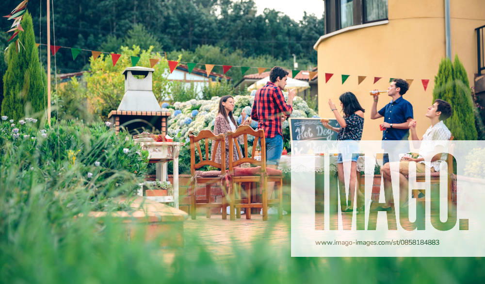 IMAGO Creative, Lifestyle, Feste im Garten #2 party,garten,freunde,feier,feier,fest,feiern,gartenanlage,gartenanlagen,gärten,befreundet,freund,freundschaft ** party,garden,friends,parties,gardens,friend 539-v20 ,model released, Symbolfoto