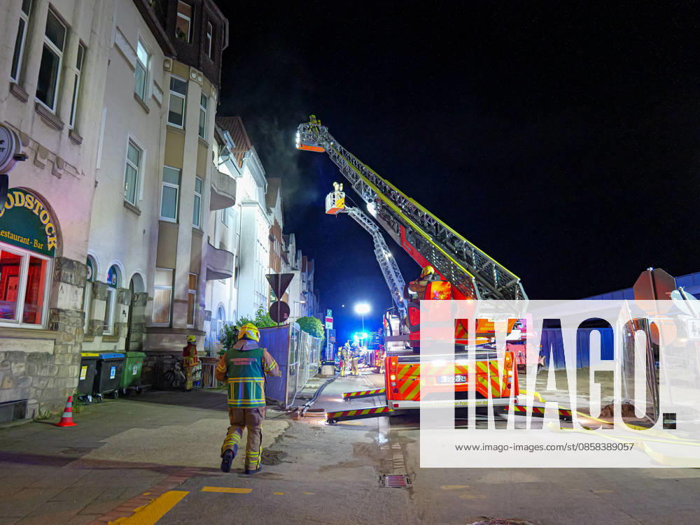 Apartment fire in Hanover Döhren An apartment was on fire in Hanover Fire brigade rescued several people from the building using two turntable ladders