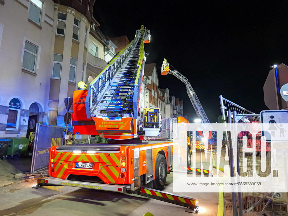 Apartment fire in Hanover Döhren An apartment was on fire in Hanover Fire brigade rescued several people from the building using two turntable ladders
