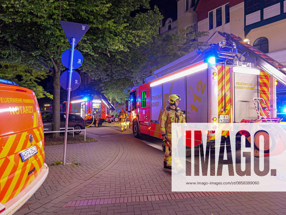 Apartment fire in Hanover Döhren An apartment was on fire in Hanover Fire brigade rescued several people from the building using two turntable ladders