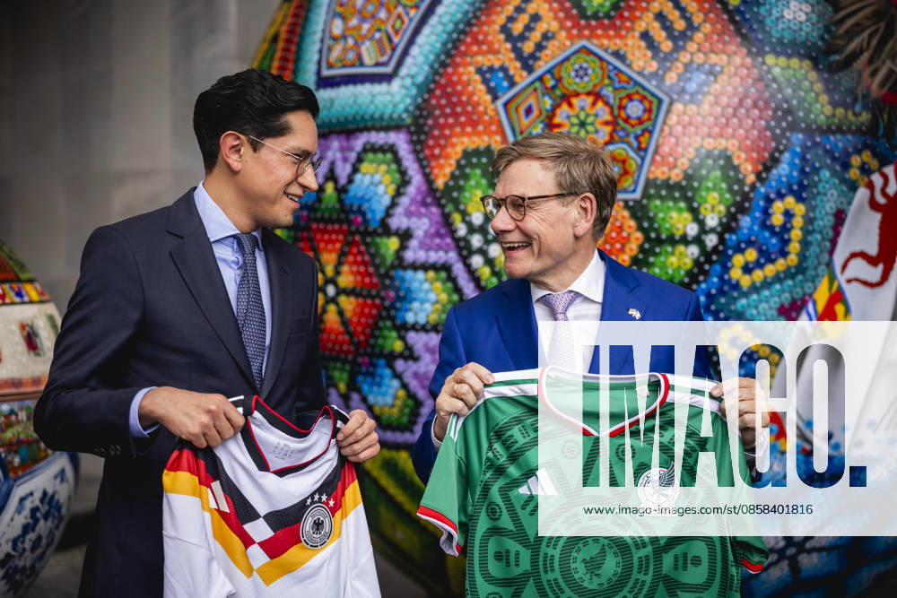 R L Johann Wadephul CDU , Federal Foreign Minister, and Roberto Velasco Alvarez, Foreign Minister of Mexico, exchange soccer jerseys during a meeting in Mexico City, 04 06 2026 Photographed on behalf of the Federal Foreign Office Mexico City Mexico