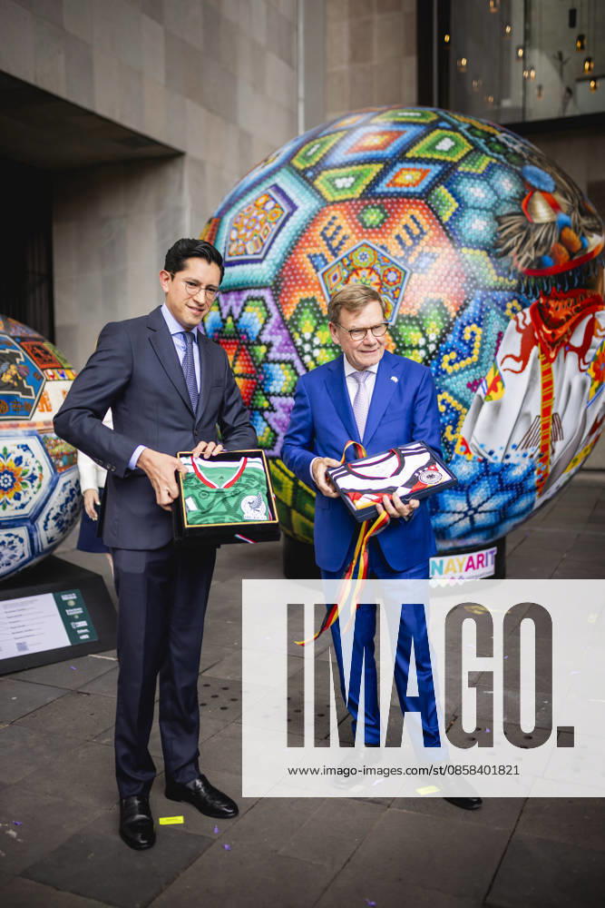 R L Johann Wadephul CDU , Federal Foreign Minister, and Roberto Velasco Alvarez, Foreign Minister of Mexico, exchange soccer jerseys during a meeting in Mexico City, 04 06 2026 Photographed on behalf of the Federal Foreign Office Mexico City Mexico