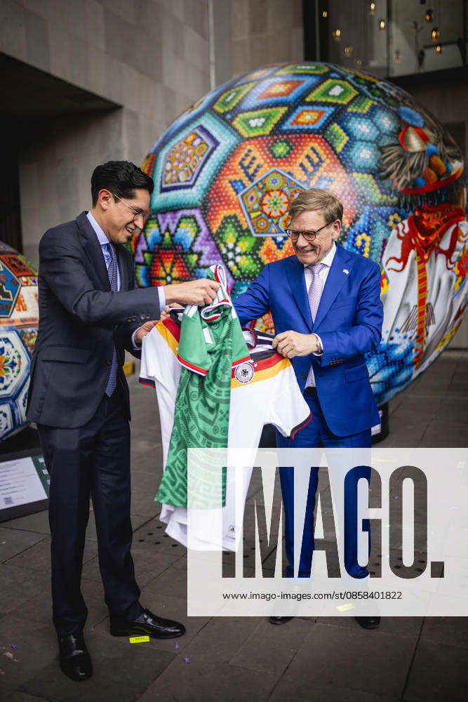 R L Johann Wadephul CDU , Federal Foreign Minister, and Roberto Velasco Alvarez, Foreign Minister of Mexico, exchange soccer jerseys during a meeting in Mexico City, 04 06 2026 Photographed on behalf of the Federal Foreign Office Mexico City Mexico