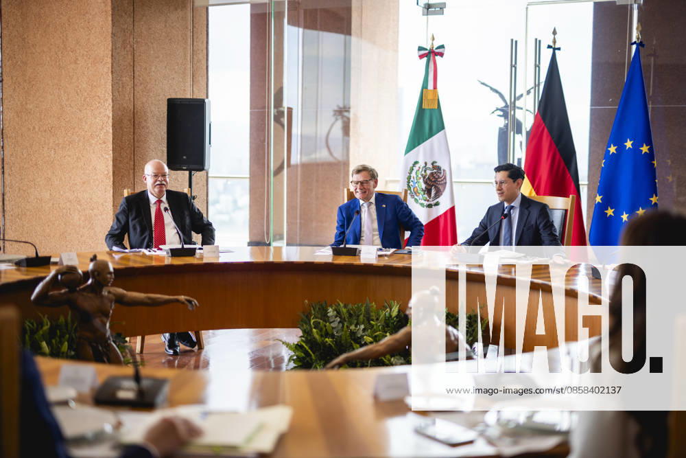 Johann Wadephul CDU , Federal Foreign Minister, and Roberto Velasco Ãlvarez, Foreign Minister of Mexico, photographed during a meeting in Mexico City, 04 06 2026 Photographed on behalf of the Federal Foreign Office Mexico City Mexico