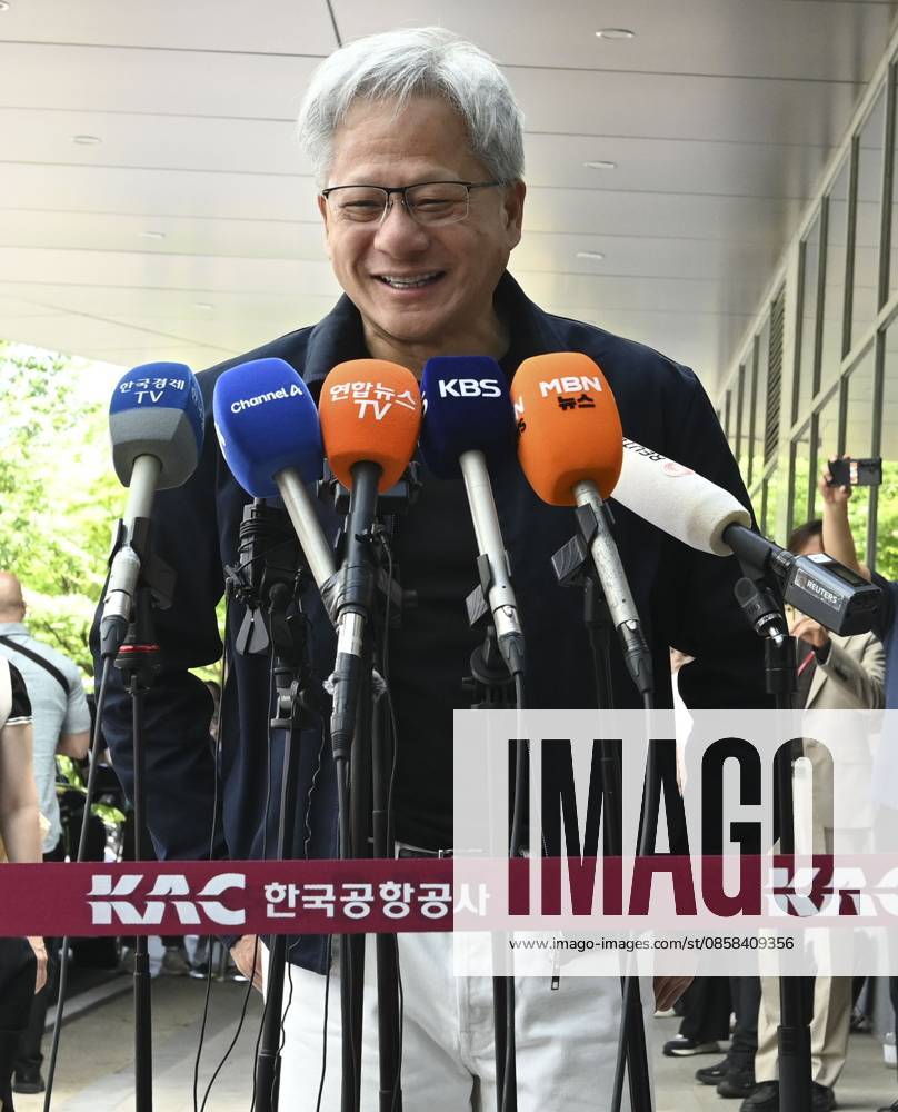 Nvidia CEO Huang arrives in S. Korea Nvidia CEO Huang arrives in S. Korea U.S. chip giant Nvidia Corp. CEO Jensen Huang speaks to reporters upon arrival at Seoul Gimpo Business Aviation Center in western Seoul on June 5, 2026. (Pool photo) (Yonhap) 2026-06-05 14:34:36 < 1980-2026 YONHAPNEWS AGENCY. .> ¼¿ïƯº°½Ã