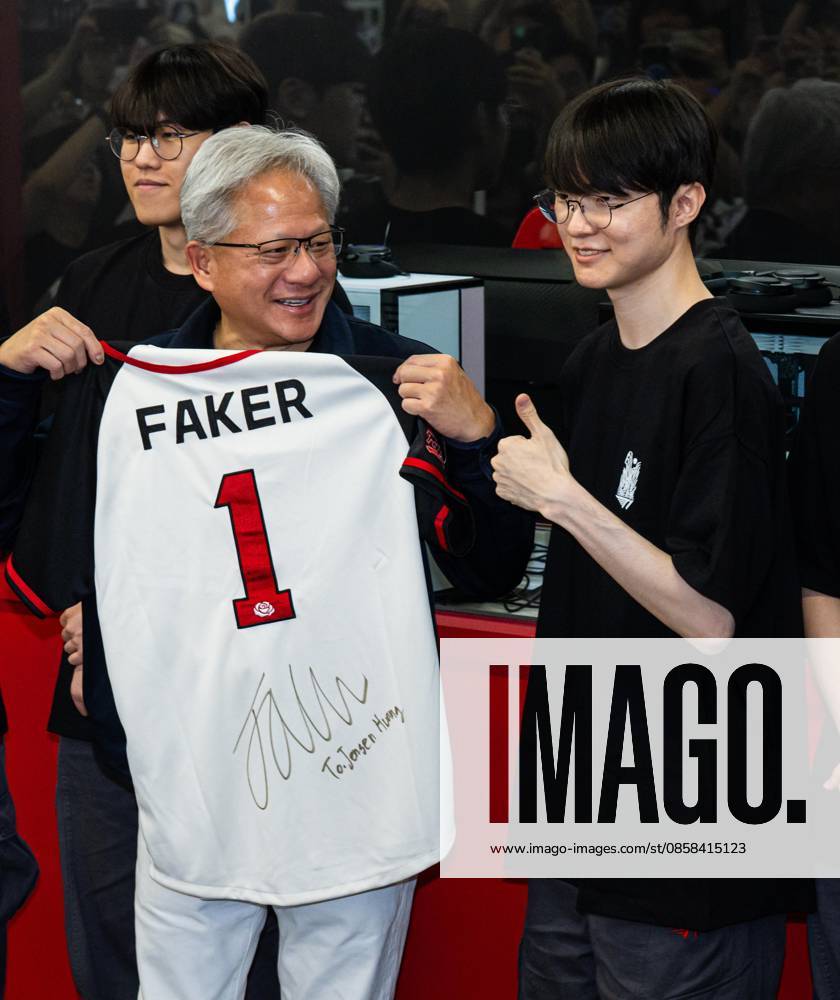 Nvidia CEO Huang in S. Korea Nvidia CEO Huang in S. Korea U.S. chip giant Nvidia Corp. CEO Jensen Huang (L) receives a gift from South Korean esports star Lee Sang-hyeok, better known as Faker, during his meeting with members of the T1 League of Legends team at a PC gaming cafe in Seoul on June 5, 2026. (Pool photo) (Yonhap) 2026-06-05 16:01:58 < 1980-2026 YONHAPNEWS AGENCY. .> ¼­¿ïÆ¯º°½Ã