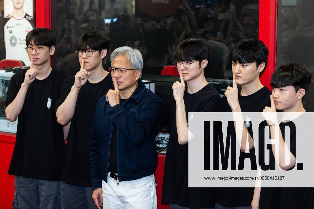 Nvidia CEO Huang in S. Korea Nvidia CEO Huang in S. Korea U.S. chip giant Nvidia Corp. CEO Jensen Huang (3rd from L) mimics a well-known shush gesture of South Korean esports star Lee Sang-hyeok (4th from L), better known as Faker -- placing an index finger to his lips -- as he poses for a group photo with members of the T1 League of Legends team during their meeting at a PC gaming cafe in Seoul on June 5, 2026. (Pool photo) (Yonhap) 2026-06-05 16:03:17 < 1980-2026 YONHAPNEWS AGENCY. .> ¼­¿ïÆ¯º°½Ã
