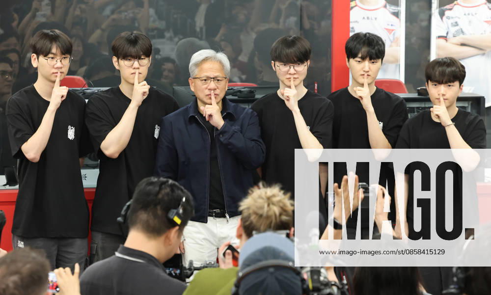 Nvidia CEO Huang in S. Korea Nvidia CEO Huang in S. Korea U.S. chip giant Nvidia Corp. CEO Jensen Huang (3rd from L) mimics a well-known shush gesture of South Korean esports star Lee Sang-hyeok (4th from L), better known as Faker -- placing an index finger to his lips -- as he poses for a group photo with members of the T1 League of Legends team during their meeting at a PC gaming cafe in Seoul on June 5, 2026. (Pool photo) (Yonhap) 2026-06-05 16:05:32 < 1980-2026 YONHAPNEWS AGENCY. .> ¼¿ïƯº°½Ã