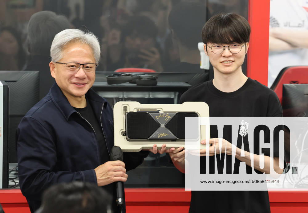 Nvidia CEO Huang in S. Korea Nvidia CEO Huang in S. Korea U.S. chip giant Nvidia Corp. CEO Jensen Huang (L) and South Korean esports star Lee Sang-hyeok, better known as Faker, show a graphics card autographed by them during a meeting with members of the T1 League of Legends team at a PC gaming cafe in Seoul on June 5, 2026. (Yonhap) 2026-06-05 16:14:02 < 1980-2026 YONHAPNEWS AGENCY. .> ¼¿ïƯº°½Ã