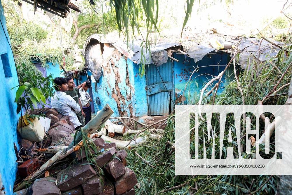 Heavy thunderstorms and pre-monsoon rains cause destruction in Bhopal Bhopal, Jun 05 (ANI): An uprooted tree falls down on a shanty due to heavy thunderstorms and pre-monsoon rains, in Bhopal on Friday. Bhopal Madhya Pradesh India