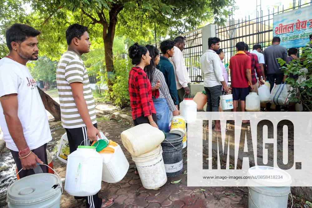 People line up in a queue to fetch drinking water in Bhopal Bhopal, Jun 05 (ANI): People line up in a queue to fetch drinking water, in Bhopal on Friday. Bhopal Madhya Pradesh India
