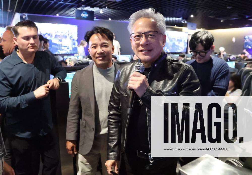 Nvidia CEO Huang in Seoul Nvidia CEO Huang in Seoul U.S. chip giant Nvidia Corp. CEO Jensen Huang (R, front) visits an internet cafe with NCSoft CEO Kim Taek-jin (2nd from L) in Seoul on June 7, 2026. (Pool photo) (Yonhap) 2026-06-07 16:00:29 < 1980-2026 YONHAPNEWS AGENCY. .> ¼­¿ïÆ¯º°½Ã