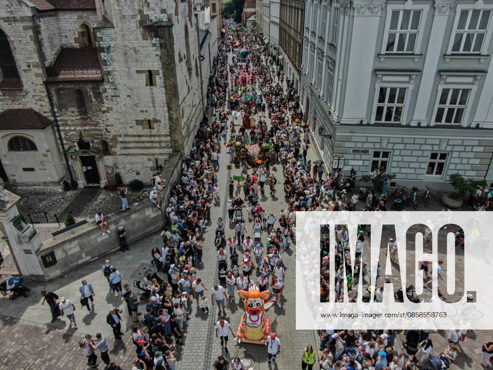 Poland s 25th Dragon Parade in Krakow KRAKOW, POLAND - JUNE 07: An aerial view of hundreds of children and adults attending the Dragon Parade during the 25th Great Dragon Parade edition at the Main Square, Krakow, Poland, on June 07, 2026. For the 25th year in a row, Krakow brings the annual celebration representing the myth of Dragon, the city symbol. Omar Marques Anadolu Krakow Poland. Editorial use only. Please get in touch for any other usage.