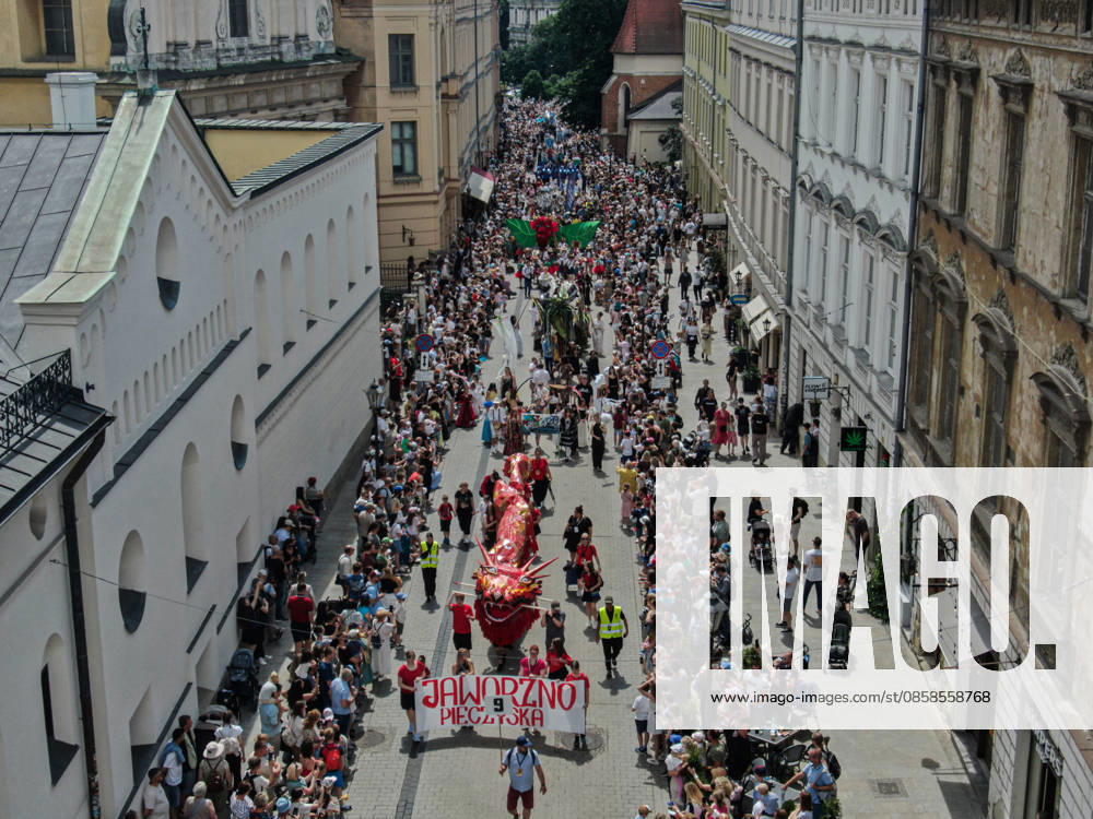 Poland s 25th Dragon Parade in Krakow KRAKOW, POLAND - JUNE 07: An aerial view of hundreds of children and adults attending the Dragon Parade during the 25th Great Dragon Parade edition at the Main Square, Krakow, Poland, on June 07, 2026. For the 25th year in a row, Krakow brings the annual celebration representing the myth of Dragon, the city symbol. Omar Marques Anadolu Krakow Poland. Editorial use only. Please get in touch for any other usage.