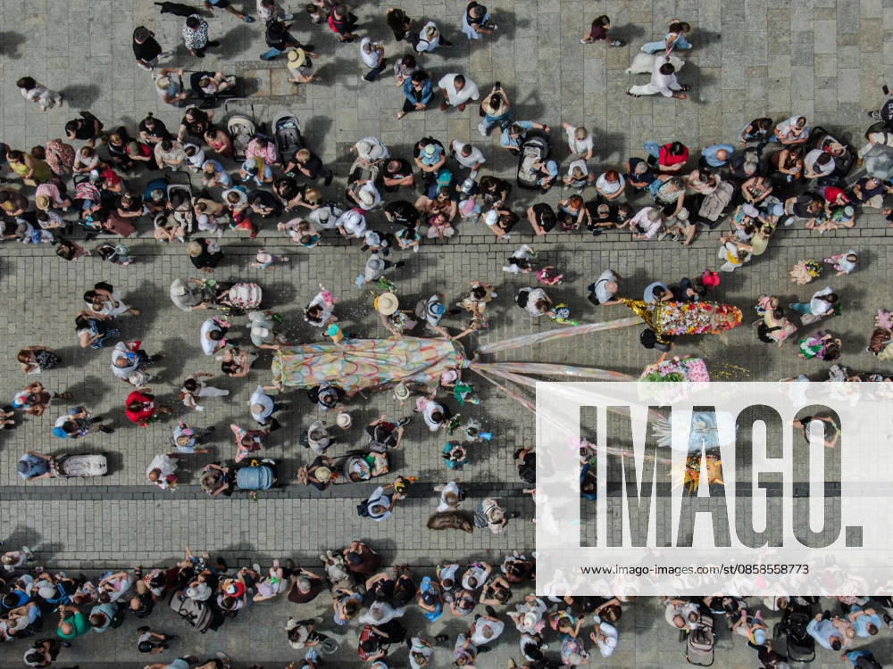 Poland s 25th Dragon Parade in Krakow KRAKOW, POLAND - JUNE 07: An aerial view of hundreds of children and adults attending the Dragon Parade during the 25th Great Dragon Parade edition at the Main Square, Krakow, Poland, on June 07, 2026. For the 25th year in a row, Krakow brings the annual celebration representing the myth of Dragon, the city symbol. Omar Marques Anadolu Krakow Poland. Editorial use only. Please get in touch for any other usage.