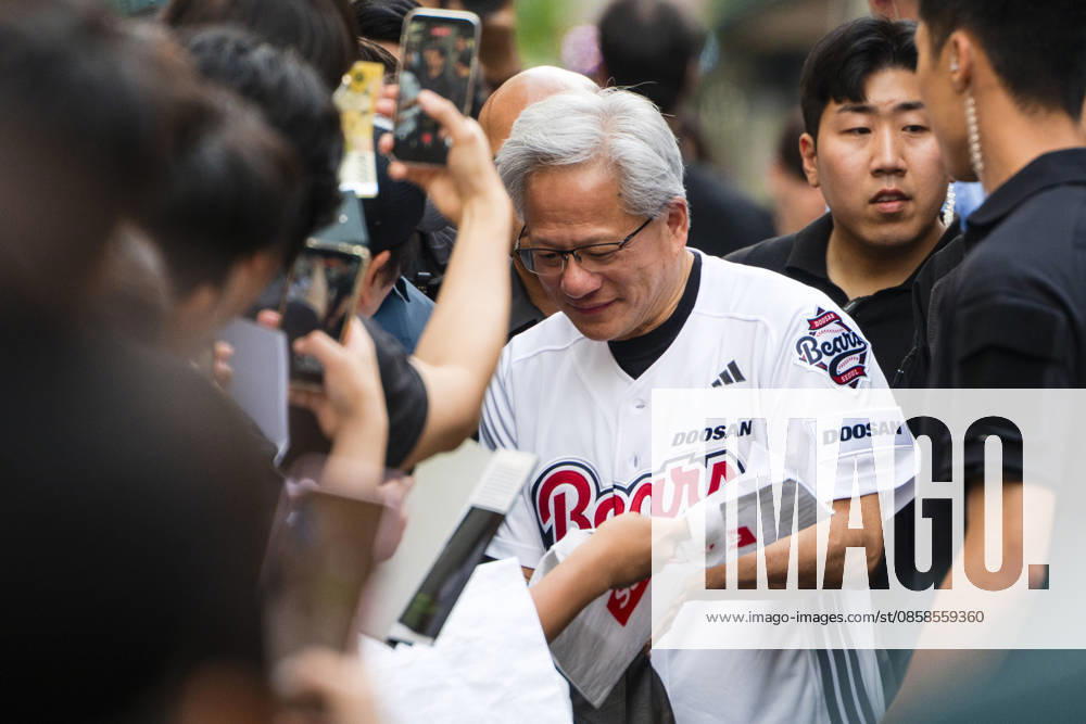 Nvidia founder and CEO JENSEN HUANG arrives to eat fried chicken and drink beer with SK Group chairman Chey Tae-won at Kkanbu Chicken, during HuangÃ¢â‚¬â ¢s visit to Seoul, South Korea on Sunday, June 7, 2026. Seoul South Korea - ZUMAh163 20260607_znp_h163_006