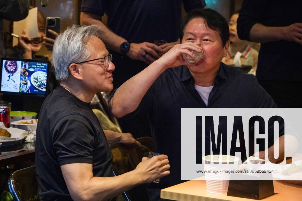 Nvidia founder and CEO JENSEN HUANG eats fried chicken and drinks beer with SK Group chairman CHEY TAE-WON at Kkanbu Chicken, during HuangÃ¢â‚¬â ¢s visit to Seoul, South Korea on Sunday, June 7, 2026. Seoul South Korea - ZUMAh163 20260607_znp_h163_022