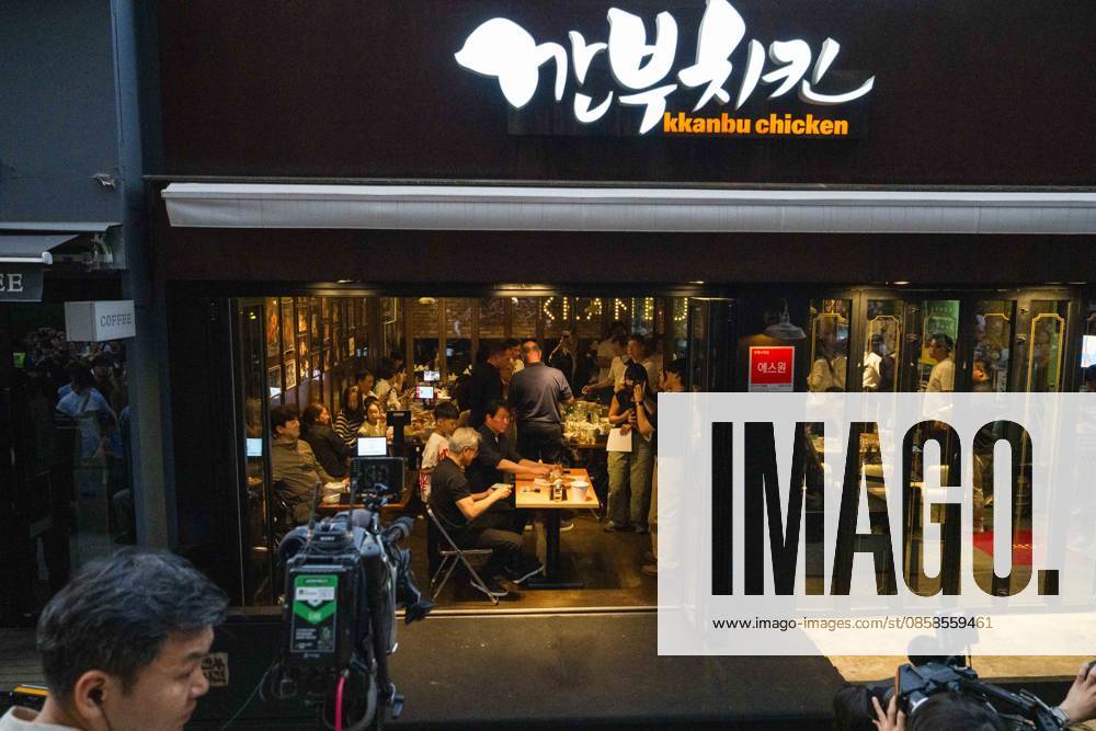Nvidia founder and CEO JENSEN HUANG eats fried chicken and drinks beer with SK Group chairman CHEY TAE-WON at Kkanbu Chicken, during HuangÃ¢â‚¬â ¢s visit to Seoul, South Korea on Sunday, June 7, 2026. Seoul South Korea - ZUMAh163 20260607_znp_h163_029