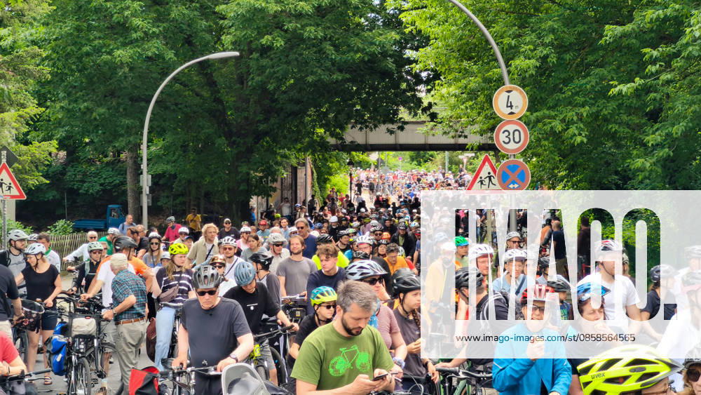 The ADFC is organizing the 50th bicycle rally this Sunday Tens of thousands of people are having fun on Spanische Allee in the Schlachtensee district