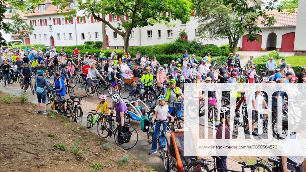The ADFC is organizing the 50th bicycle rally this Sunday Tens of thousands of people are having fun on Spanische Allee in the Schlachtensee district