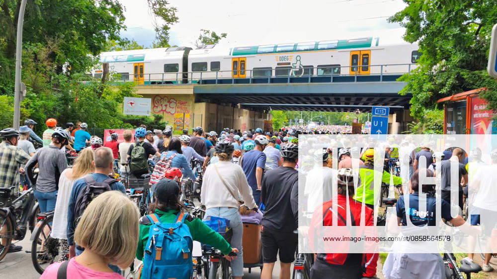 The ADFC is organizing the 50th bicycle rally this Sunday Tens of thousands of people are having fun on Spanische Allee in the Schlachtensee district