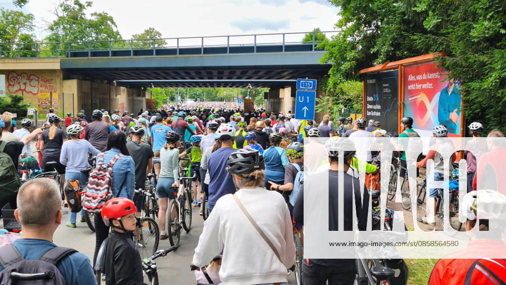 The ADFC is organizing the 50th bicycle rally this Sunday Tens of thousands of people are having fun on Spanische Allee in the Schlachtensee district
