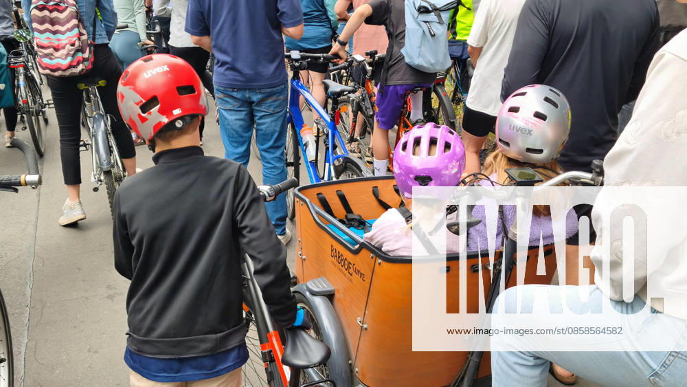 The ADFC is organizing the 50th bicycle rally this Sunday Tens of thousands of people are having fun on Spanische Allee in the Schlachtensee district