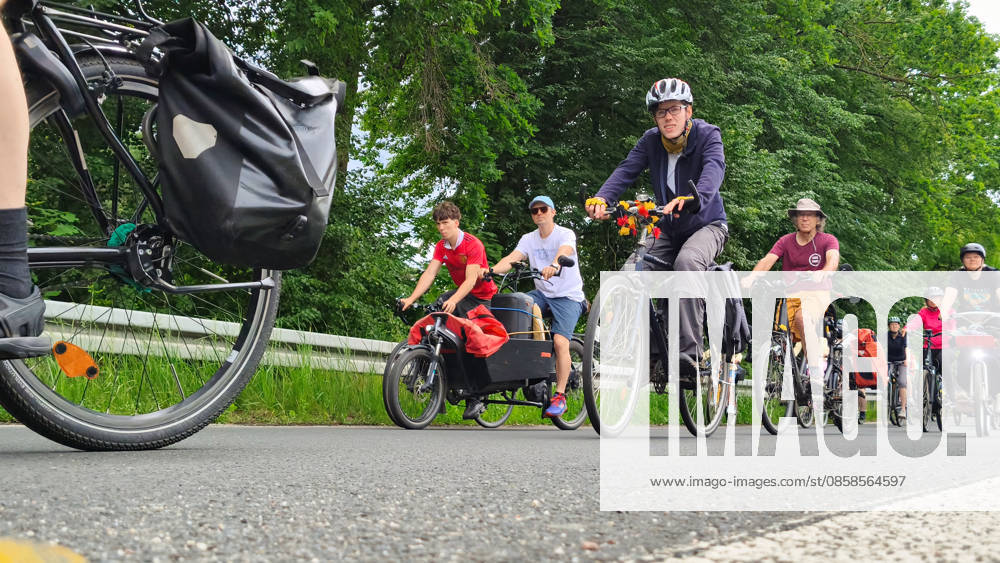 The ADFC is organizing the 50th bicycle rally this Sunday Tens of thousands of people are having fun on Avus