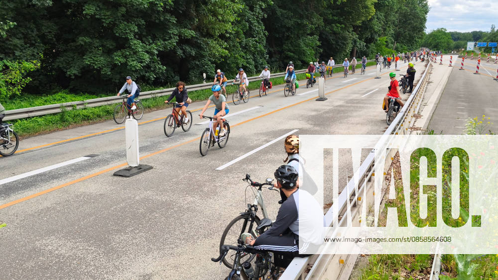 The ADFC is organizing the 50th bicycle rally this Sunday Tens of thousands of people are having fun on Avus