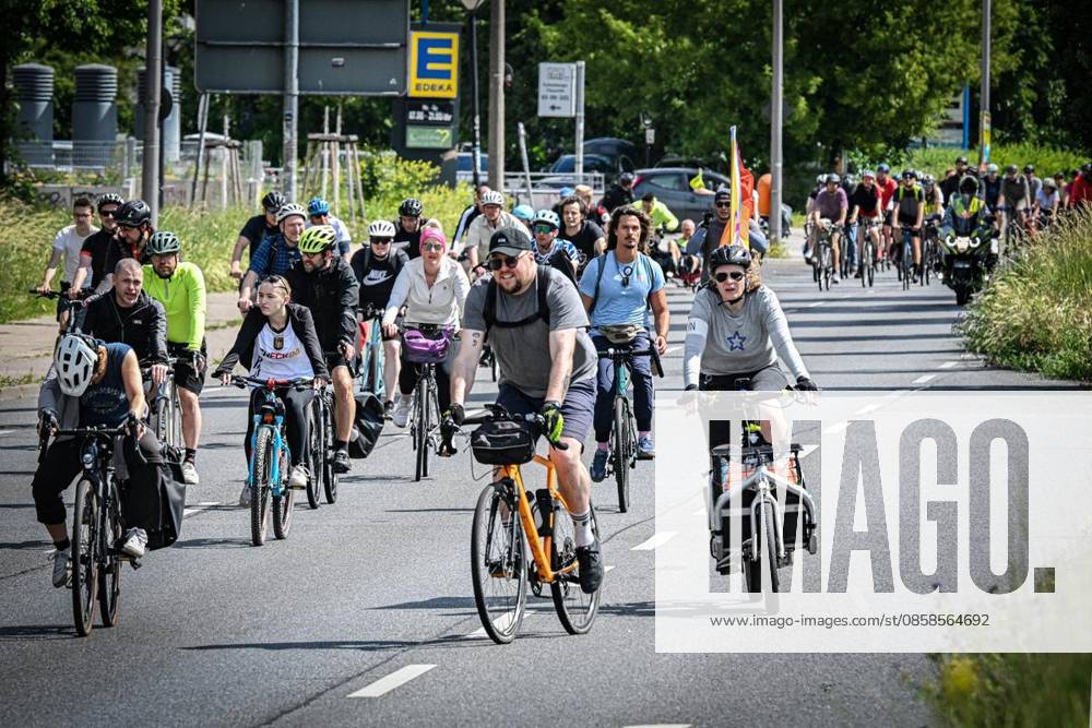 Bicycle rally of the ADFC Berlin Bicycle rally of the ADFC Berlin, According to the ADFC, participants will ride from various starting points over a total distance of more than 2,700 kilometers to the Großer Stern am Tiergarten T
