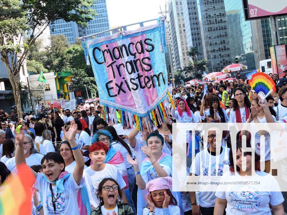 30th LGBT+ Pride Parade in Sao Paulo Sao Paulo (SP), 07 06 2026 Culture Shows Parades Movement of participants, children, activists, drag queens, transvestites and tourists on Avenida Paulista during the 30th Sao Paulo LGBT+ Pride Parade, held this Sunday (7). The event features shows by Gloria Groove, Pabllo Vittar, Melody and other artists who perform in defense of diversity, the rights of the LGBT+ population and political participation, with the gathering in front of MASP and a parade of floats along Avenida Paulista and Consolacao.(Foto: Leandro Chemalle Thenews2 imago images) 30th LGBT+ Pride Parade in Sao Paulo