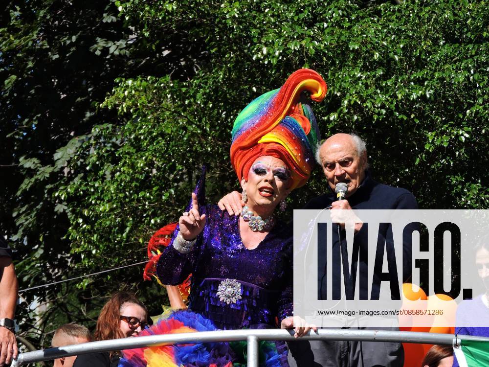 30th LGBT+ Pride Parade in Sao Paulo culture shows paradesp former senator eduardo suplicy. movement of participants, children, activists, drags, transvestites and tourists on Paulista Avenue during the 30th LGBT+ Pride Parade in Sao Paulo, held this Sunday (7). The event features shows by Gloria Groove, Pabllo Vittar, Melody and other artists who perform in defense of diversity, the rights of the LGBT+ population and political participation, with concentration in front of MASP and parade of electric trios along Paulista Avenue and Consolacao.(Foto: Leandro Chemalle Thenews2 imago images) 30th LGBT+ Pride Parade in Sao Paulo