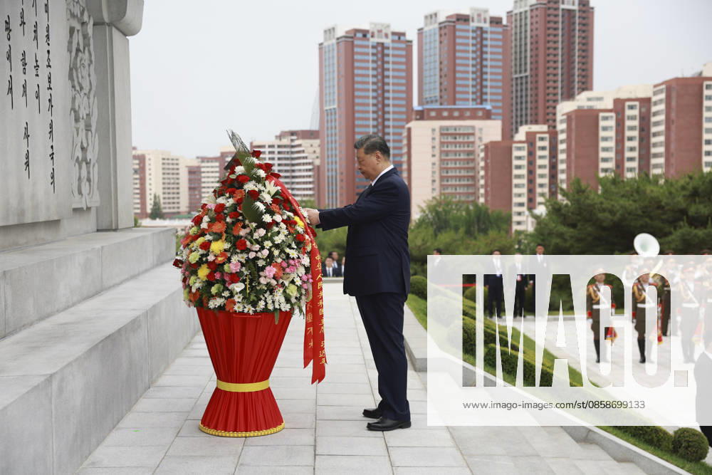 (260609) -- PYONGYANG, June 9, 2026 -- Xi Jinping, general secretary of the Communist Party of China Central Committee and Chinese president, straightens the ribbons on a flower basket while paying homage to the China-DPRK Friendship Tower with his wife Peng Liyuan, in the company of Kim Jong Un, general secretary of the Workers Party of Korea and president of the State Affairs of the Democratic People s Republic of Korea (DPRK), and Kim s wife Ri Sol Ju, in Pyongyang, the DPRK, June 9, 2026. ) DPRK-PYONGYANG-CHINA-XI JINPING-CHINA-DPRK FRIENDSHIP TOWER DingxHaitao