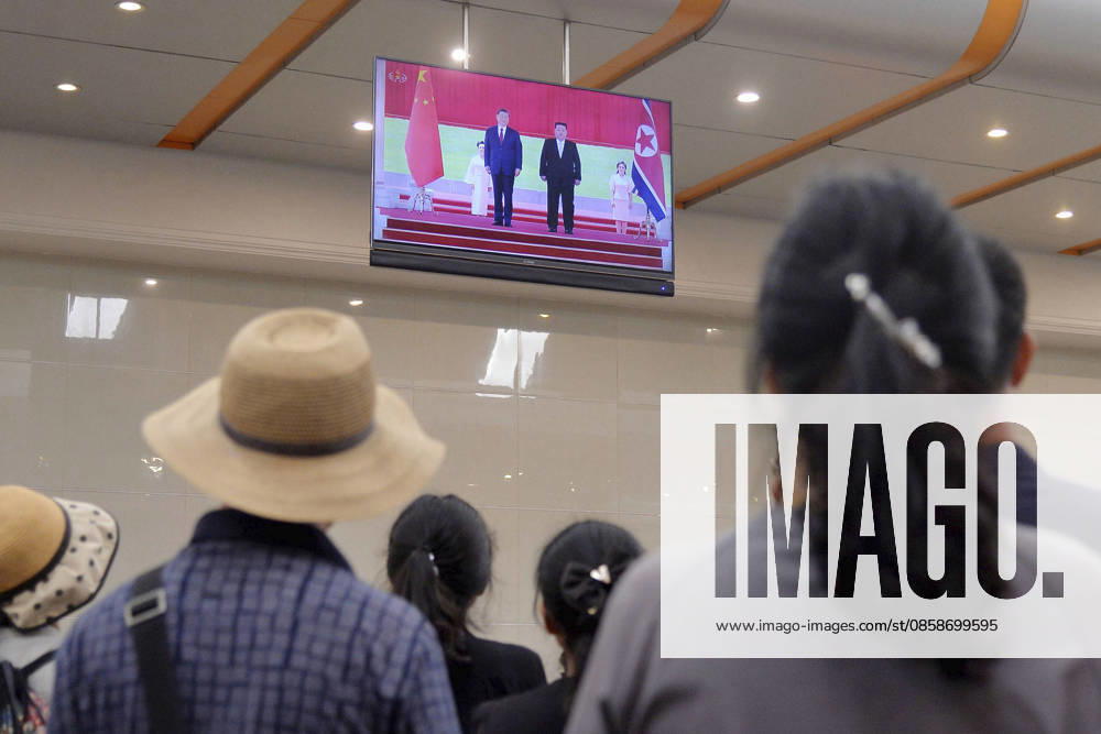 Scene in Pyongyang People look at a screen showing news about a meeting between North Korean leader Kim Jong Un and visiting Chinese President Xi Jinping, at a subway station in Pyongyang on June 9, 2026. A14AA0005618127P