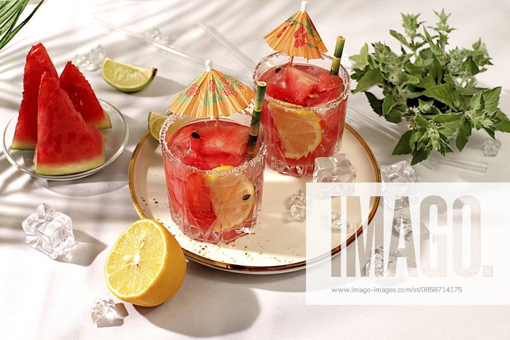 Mojito mit Zitrone, Minze, Wassermelone, Eis mit Tequila, Wodka oder Sodawasser auf elegantem Hintergrund, minimalistisches Konzept für Bar, Erfrischungsgetränk zur Gewichtsreduktion, Werbebanner für Café Mojito with lemon, mint, watermelon, ice with tequila, vodka or soda water on elegant background, minimalist concept for bar, soft drink for weight loss, advertising banner for cafe