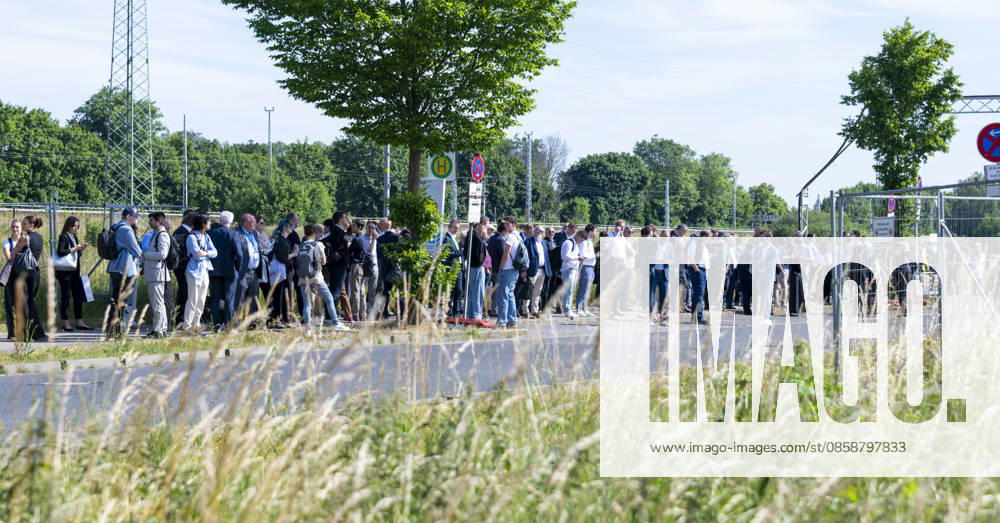 Protest at the opening of the ILA Berlin EUR, Germany, Berlin, 10 06 2026 Protest at the opening of the ILA Demonstrators block the access road to the exhibition grounds Transfer buses are