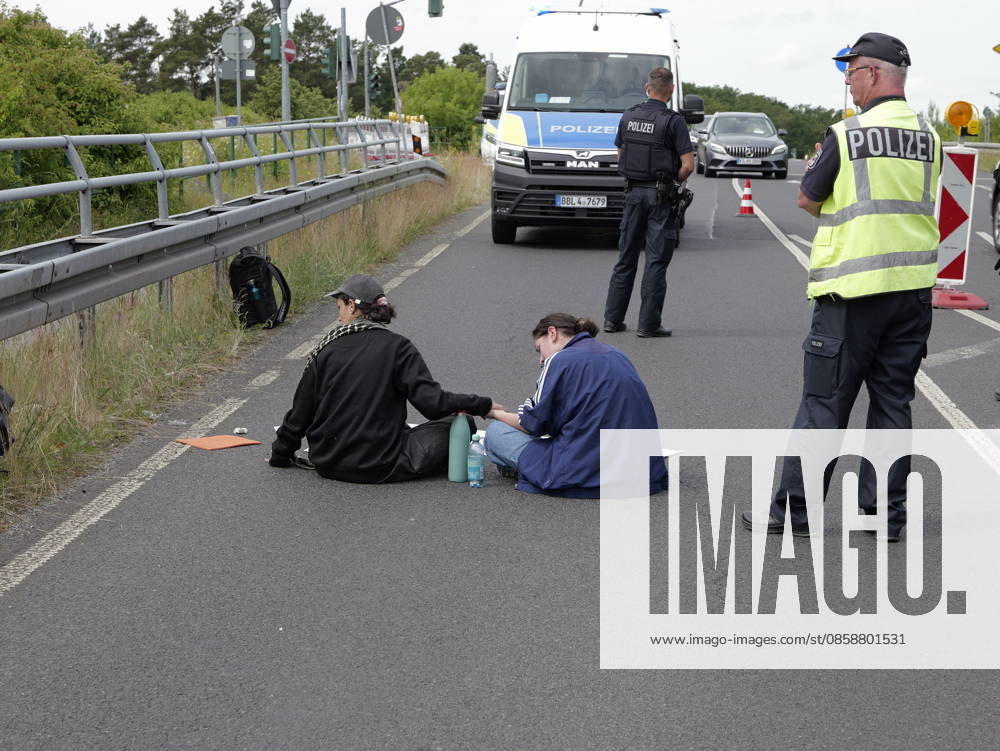 Climate stickers are blocking the local road due to the ILA, there are considerable traffic jams on the access road to the parking lot P1 at the ILA Aerospace Exhibition Airport Berlin Brandenburg Local connection Glasow Selchow
