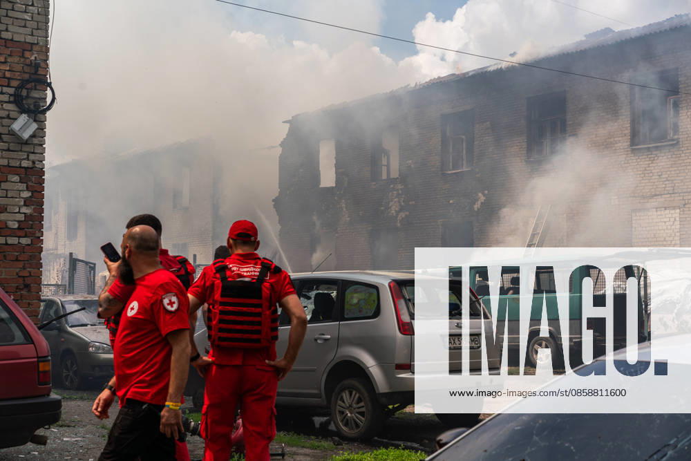 Aftermath of drone strike on Kharkiv Tax Inspectorate KHARKIV, UKRAINE – JUNE 10: Police officers and firefighters work at the site of a drone strike on the Payers Center of the Kharkiv Tax Inspectorate in Kharkiv, Ukraine, on June 10, 2026. Emergency crews responded to the scene to extinguish the fire following the attack. Carlo Bravo Anadolu Kharkiv Ukraine. Editorial use only. Please get in touch for any other usage.