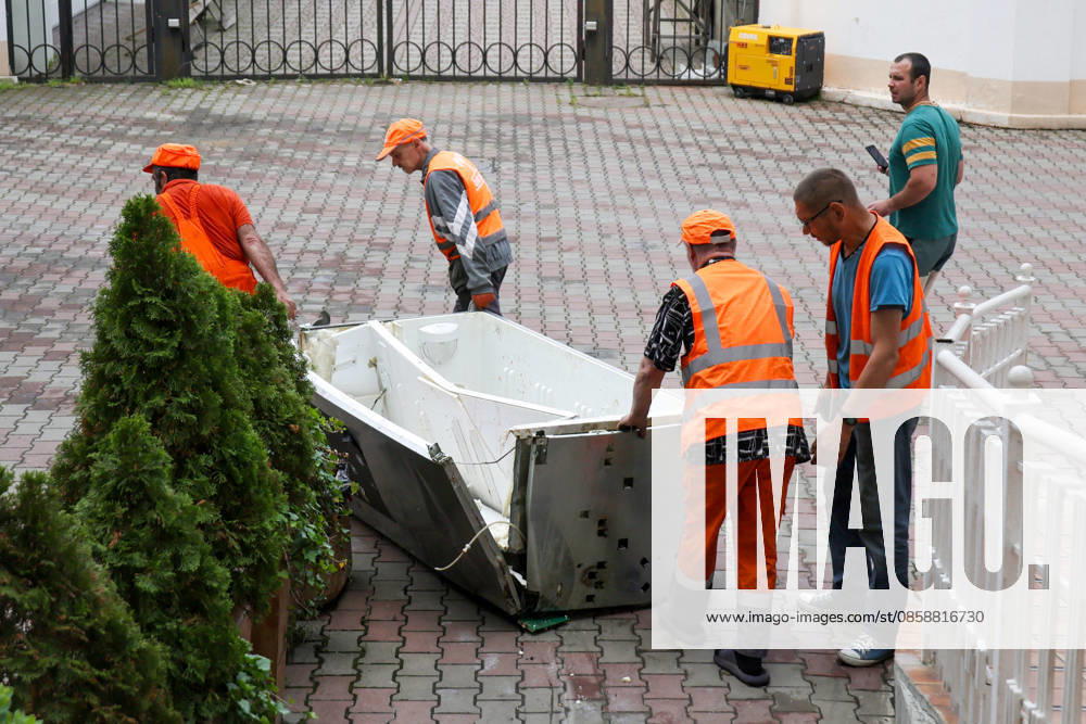 Russian Drone Strike Damages Housing - Odesa Utility workers stand beside a refrigerator damaged in a Russian drone attack on Odesa, Ukraine, on June 10, 2026. The Russian army attacked the city with strike drones. Residential buildings were damaged in the attack. Three people were injured, including two children Photo by Nina Liashonok Ukrinform ABACAPRESS.COM Odesa Ukraine