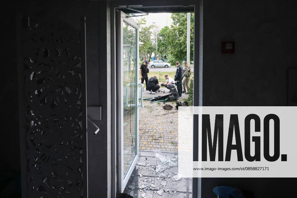 Law enforcement officers examine the wreckage of a strike drone used by Russian forces to attack a district of Kharkiv, Ukraine, June 10, 2026. Russian forces struck the northeastern city with drones, injuring at least eight people. One of the drones hit an apartment block, housing a dental office. (Photo by Viacheslav Madiievskyi Ukrinform) Russians damage dental office in Kharkiv