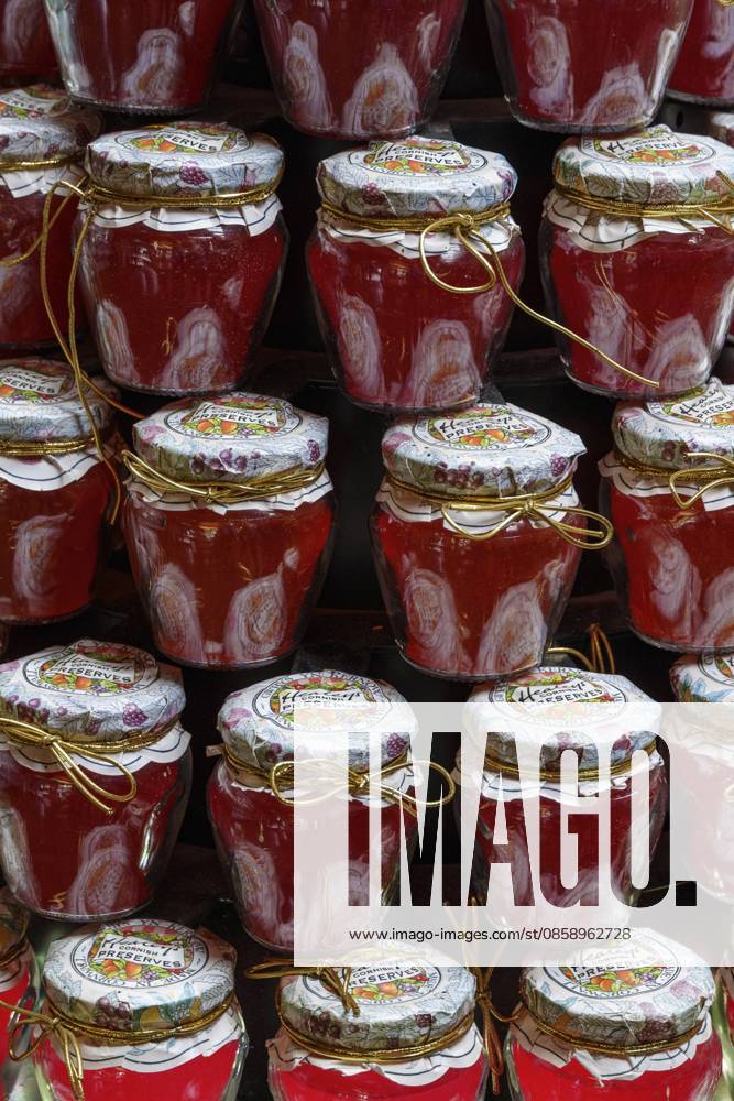Mehrere rote Marmeladengläser mit dekorativen Deckeln und Schnüren, Trouro, cornwall, England, Großbritannien Several red jam jars with decorative lids and strings, Trouro, Cornwall, England, Great Britain