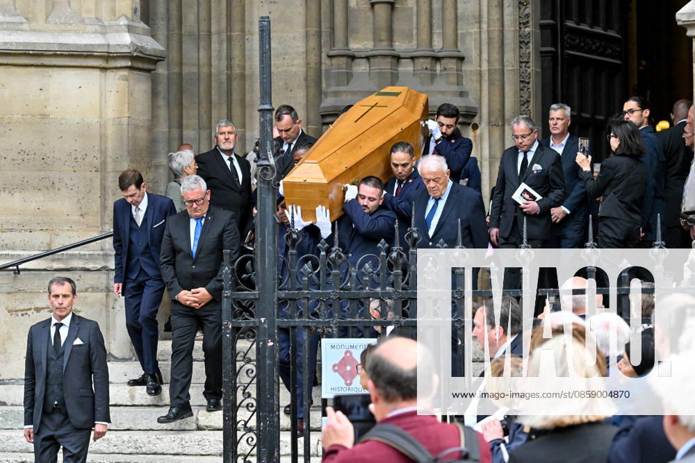 La sortie du cercueil aux obèques de B Chirac en la basilique Sainte Clotilde à Paris 7ème le 12 juin 2026 The former first lady of France died on June 5, 2026 at the age of 93 Jacovides Liewig Bestimage The funeral of B Chirac in the Sainte Clotilde Basilica in Paris 7th arrondissement on June 12, 2026 The former first lady of France died on June 5, 2026 at the age of 93 Paris France