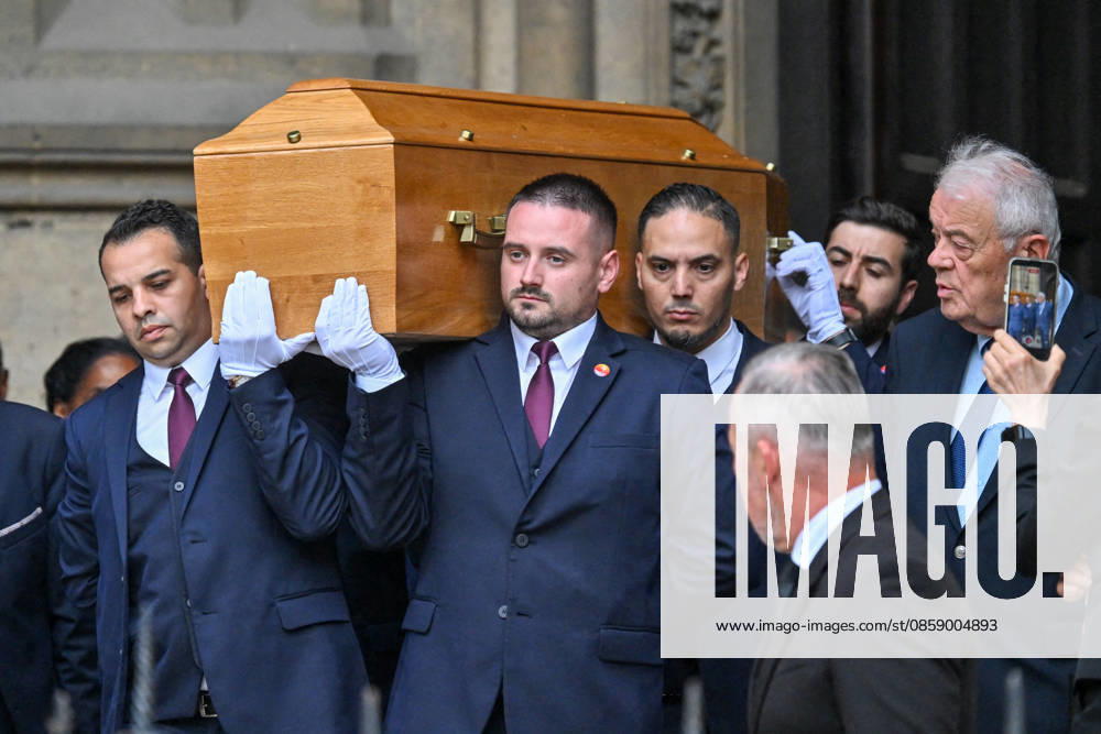 La sortie du cercueil aux obèques de B Chirac en la basilique Sainte Clotilde à Paris 7ème le 12 juin 2026 The former first lady of France died on June 5, 2026 at the age of 93 Jacovides Liewig Bestimage The funeral of B Chirac in the Sainte Clotilde Basilica in Paris 7th arrondissement on June 12, 2026 The former first lady of France died on June 5, 2026 at the age of 93 Paris France